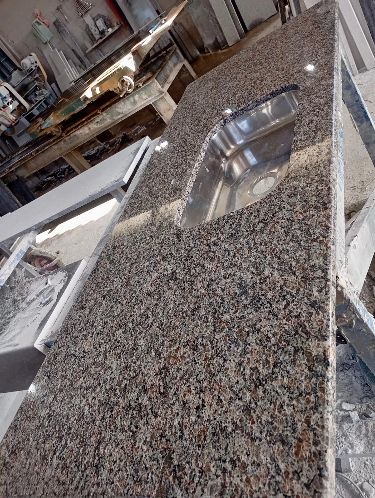 Detalhes e polimento de uma bancada de granito com cuba de inox